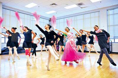 华盛顿华社将参加樱花节大游行舞蹈队积极排练