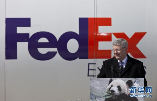 （国际）（5）中国大熊猫抵达加拿大 总理哈珀与夫人亲迎