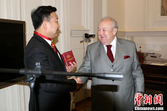 华人油画家潘义奎获俄罗斯艺术科学院奖章（图）